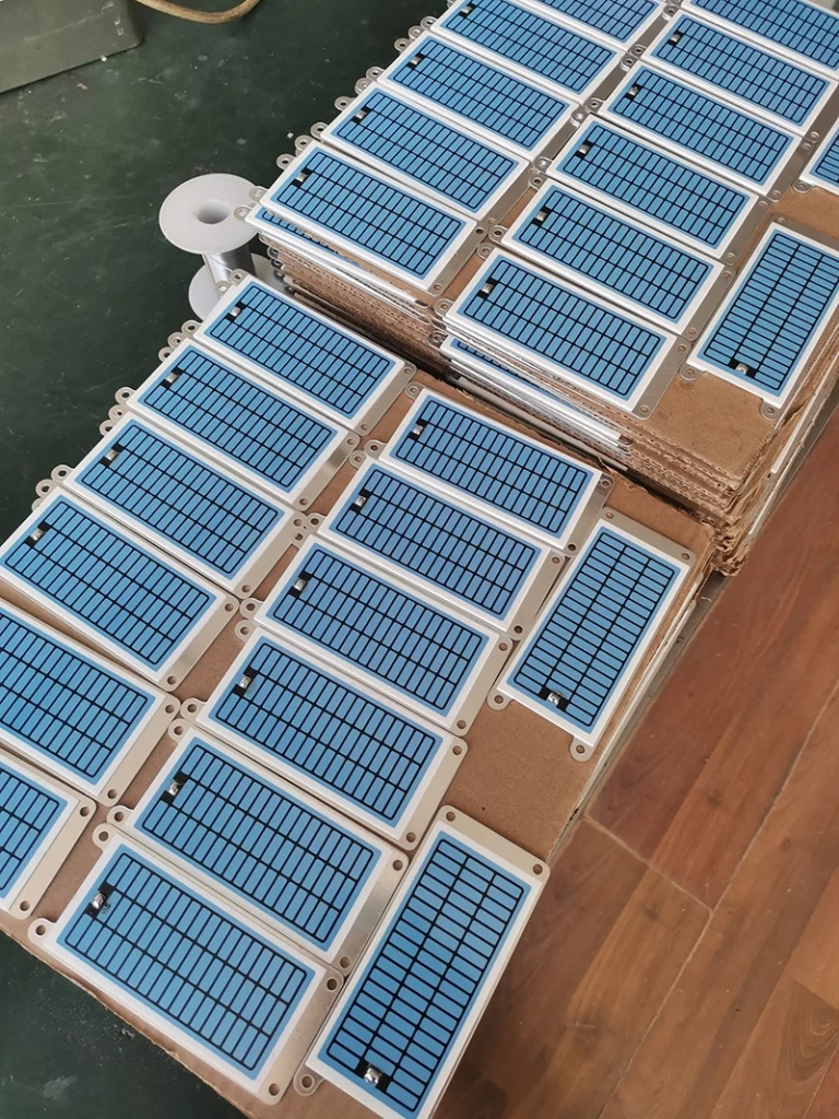 工作台上排列的陶瓷放电片，2022年生产照片